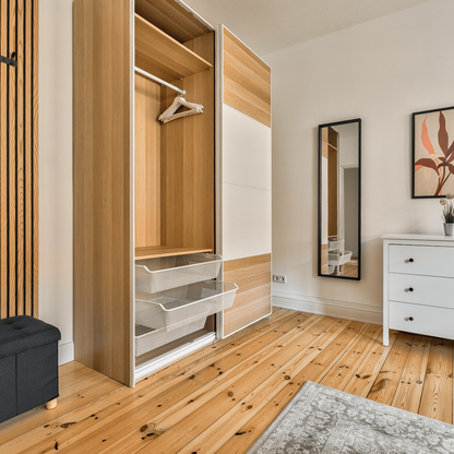 Möbliertes WG-Zimmer: Kleiderschrank, Kommode und Stauraumsitzhocker